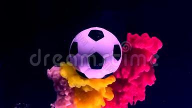 足球<strong>背景火热</strong>. 黄色、红色和橙色墨水在水中的黑色<strong>背景</strong>上。